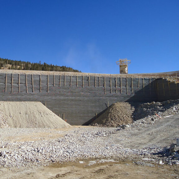 Constructing a steep load-bearing retaining wall with uniaxial geogrid